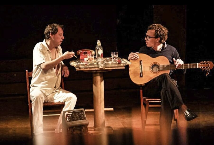 Cena teatral com violao