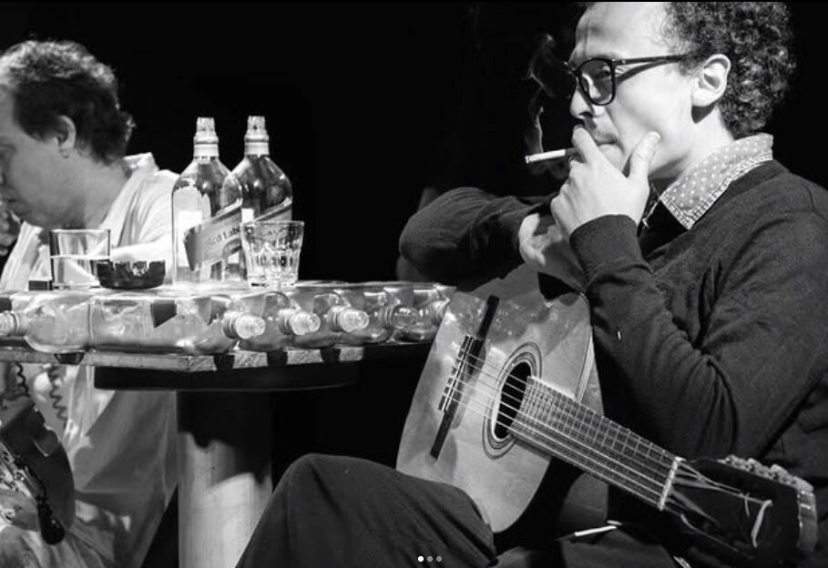 Cena teatral em preto e branco